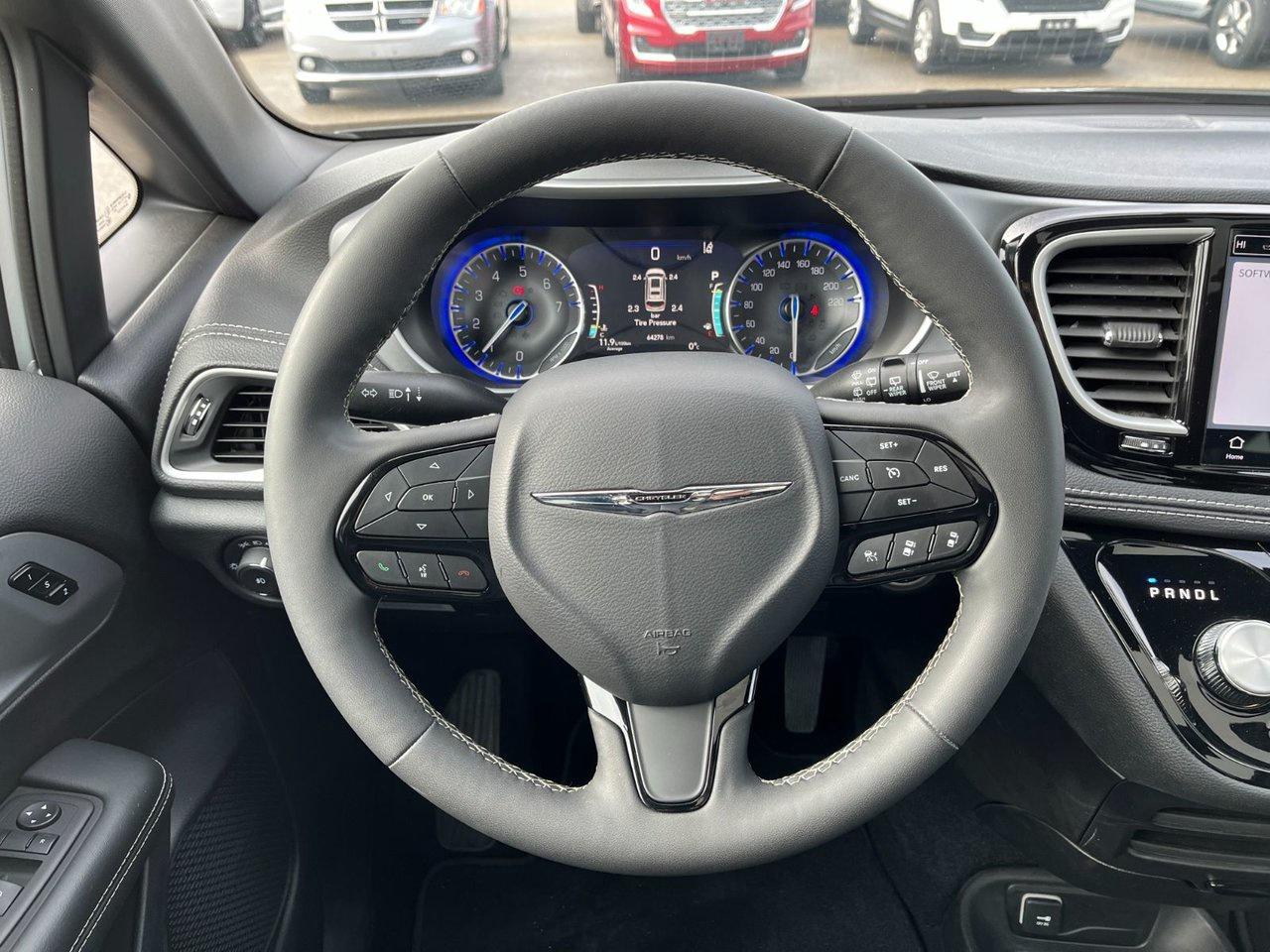 2024 Chrysler Pacifica TOURING-L FWD Photo