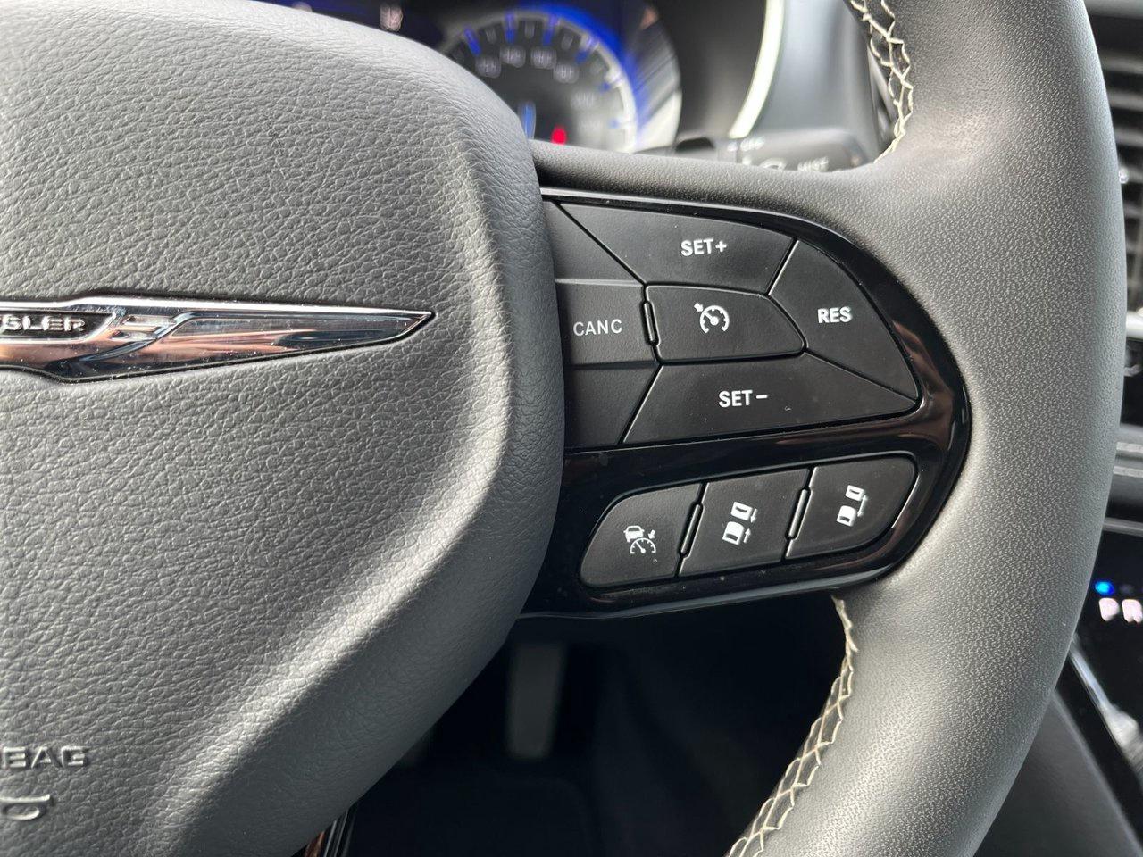 2024 Chrysler Pacifica TOURING-L FWD Photo