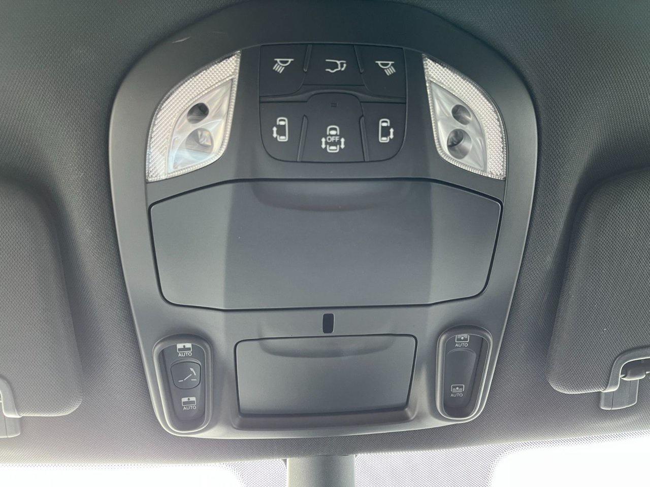 2024 Chrysler Pacifica TOURING-L FWD Photo