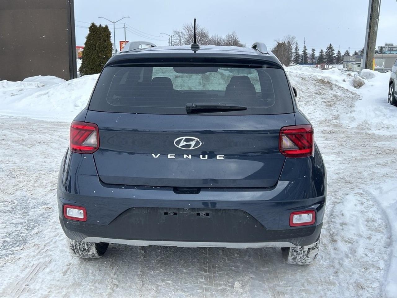 2023 Hyundai Venue Ultimate Photo3