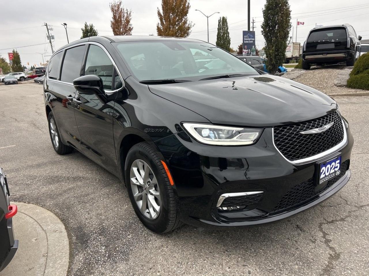 2025 Chrysler Pacifica Select Photo3