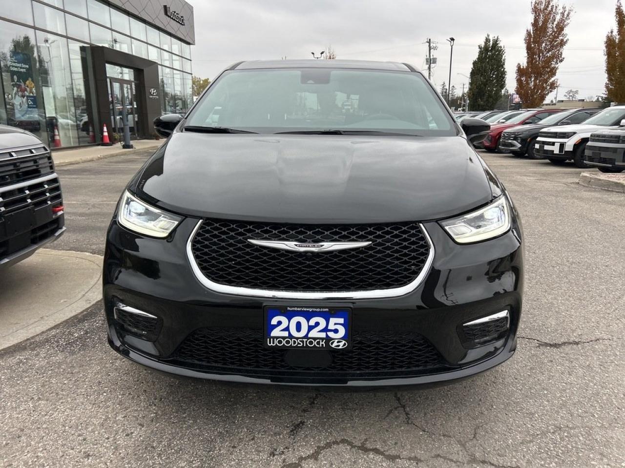 2025 Chrysler Pacifica Select Photo2