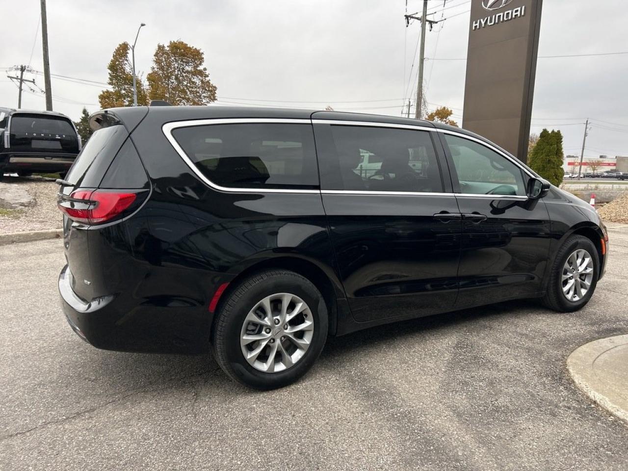 2025 Chrysler Pacifica Select Photo