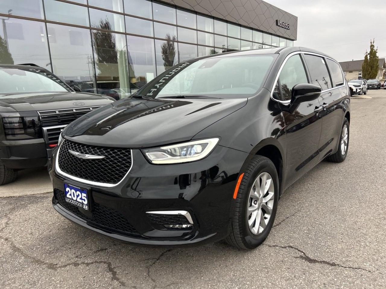 2025 Chrysler Pacifica Select Photo