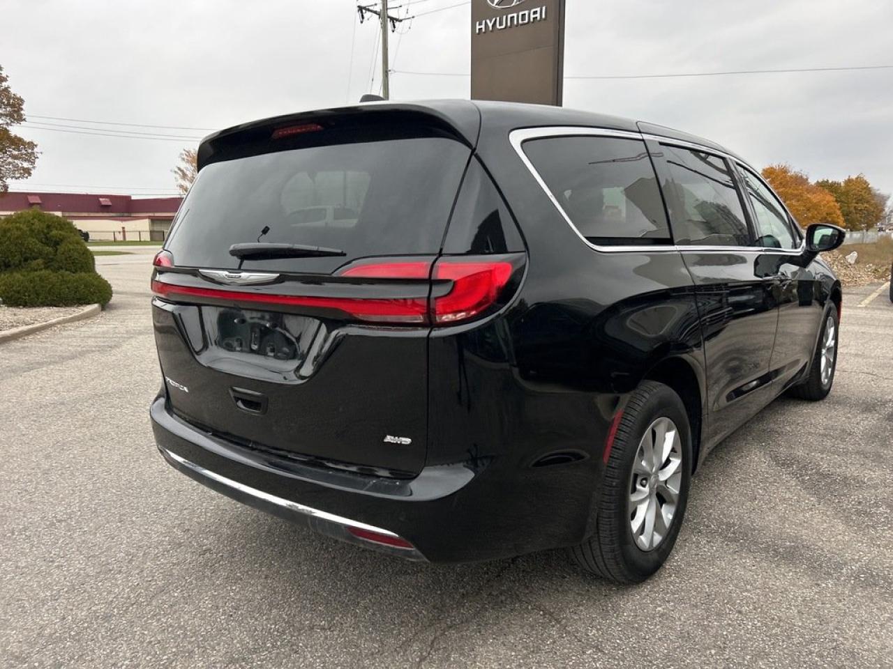 2025 Chrysler Pacifica Select Photo