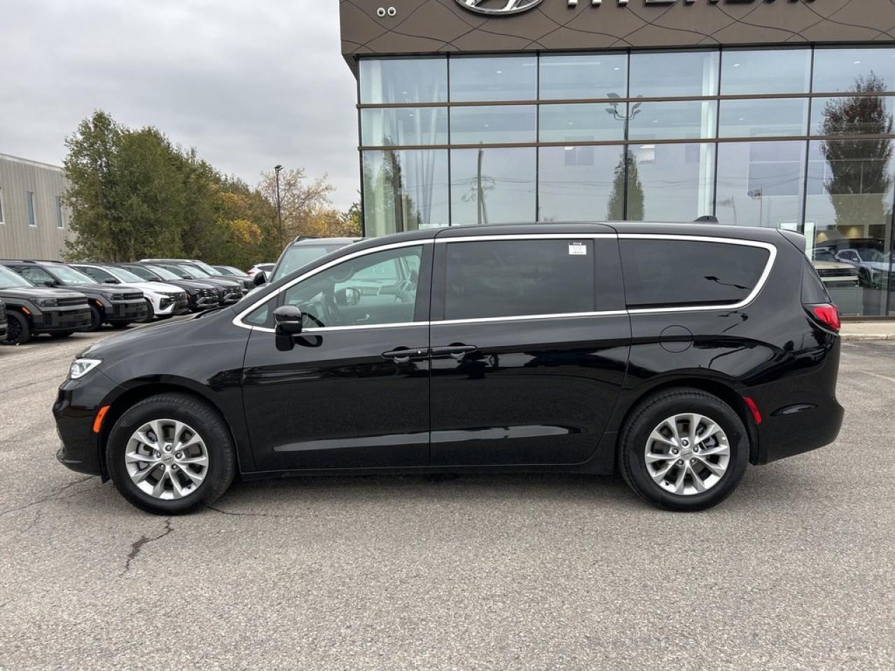 2025 Chrysler Pacifica Select Photo