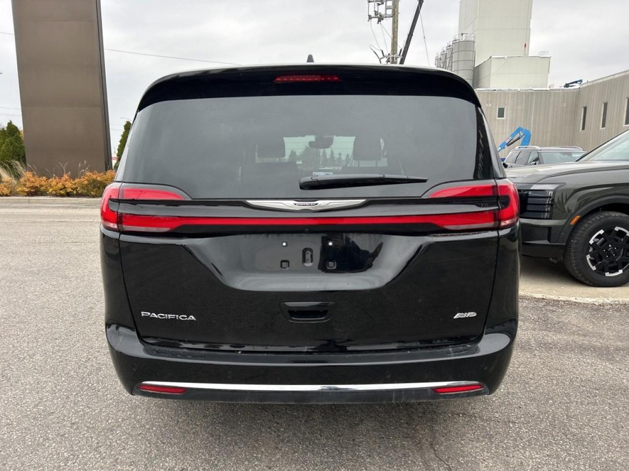2025 Chrysler Pacifica Select Photo