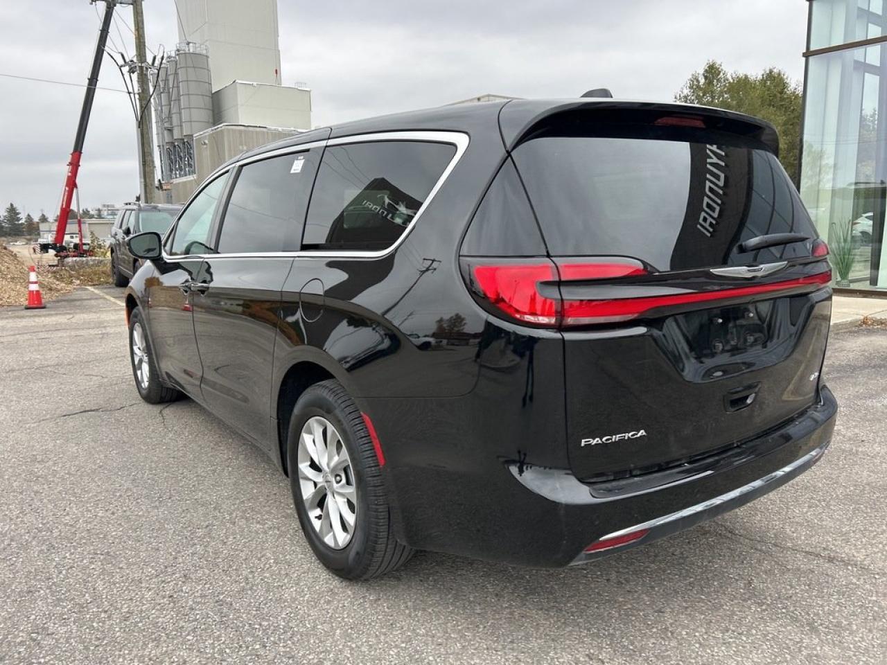 2025 Chrysler Pacifica Select Photo