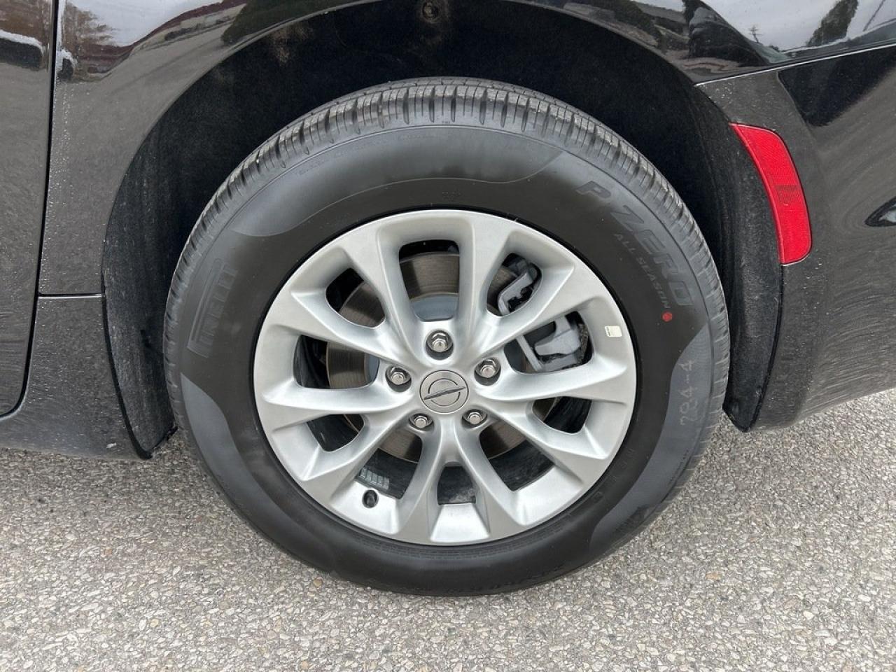 2025 Chrysler Pacifica Select Photo