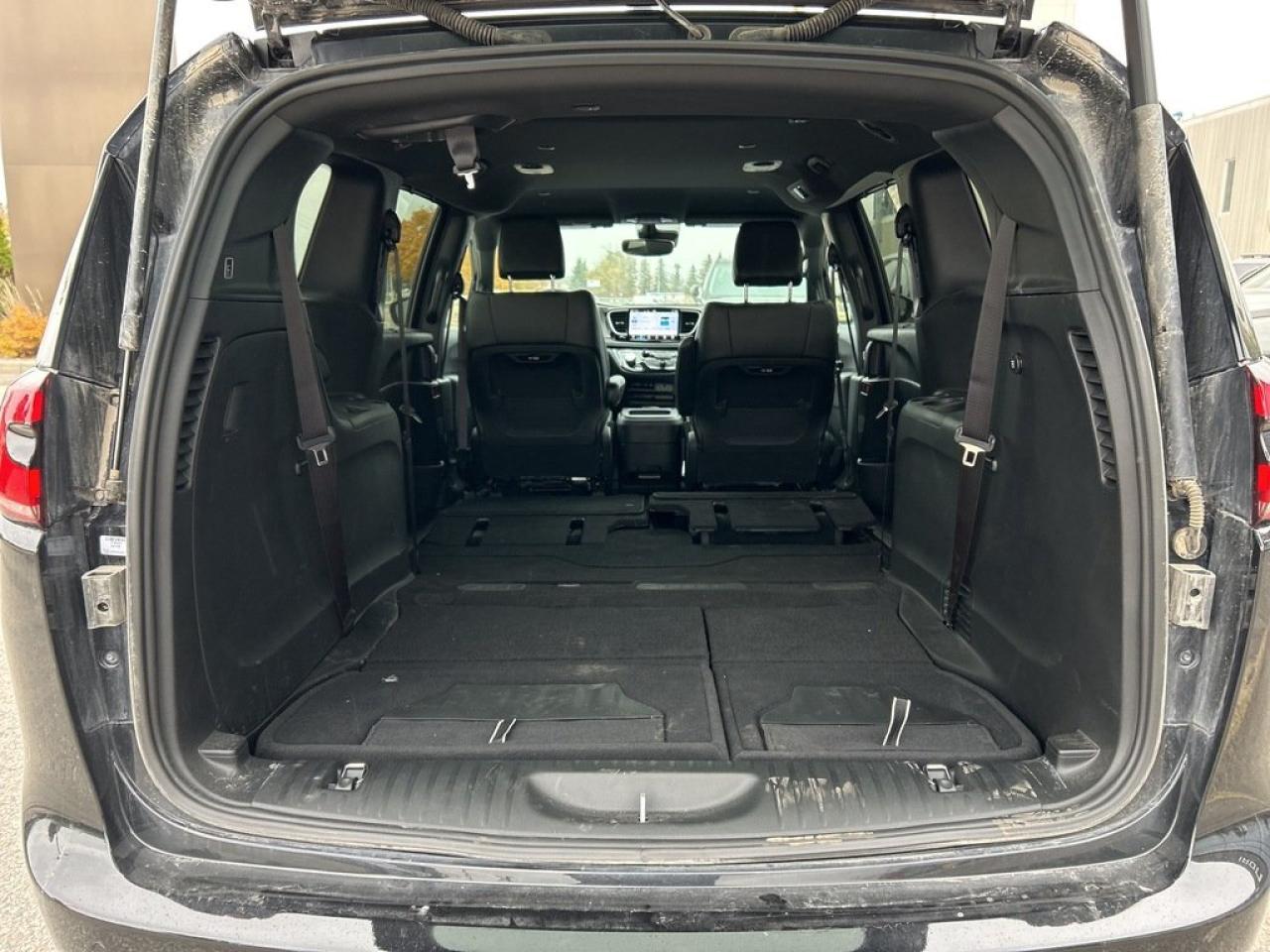 2025 Chrysler Pacifica Select Photo