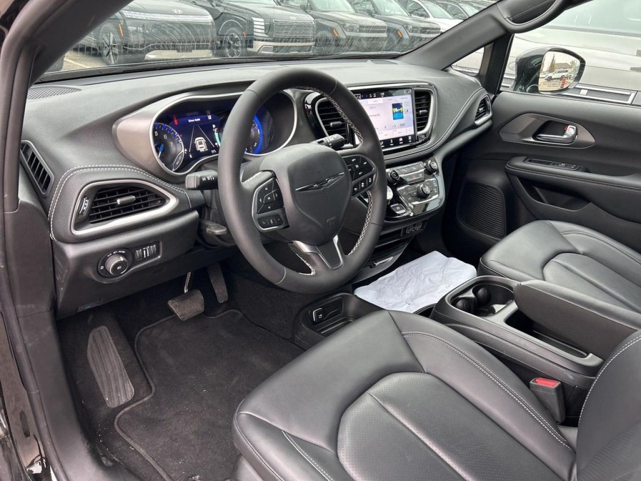 2025 Chrysler Pacifica Select Photo