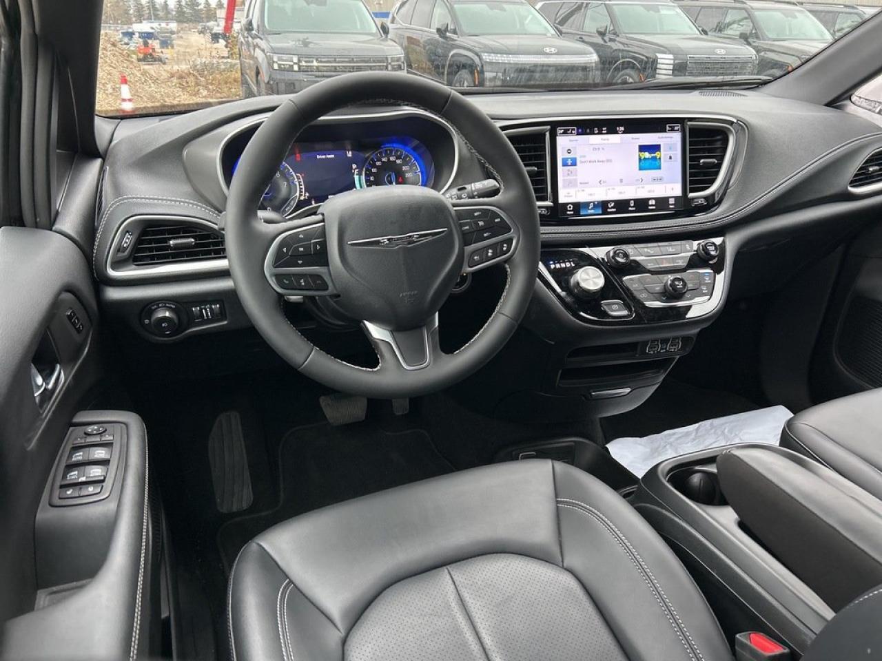 2025 Chrysler Pacifica Select Photo