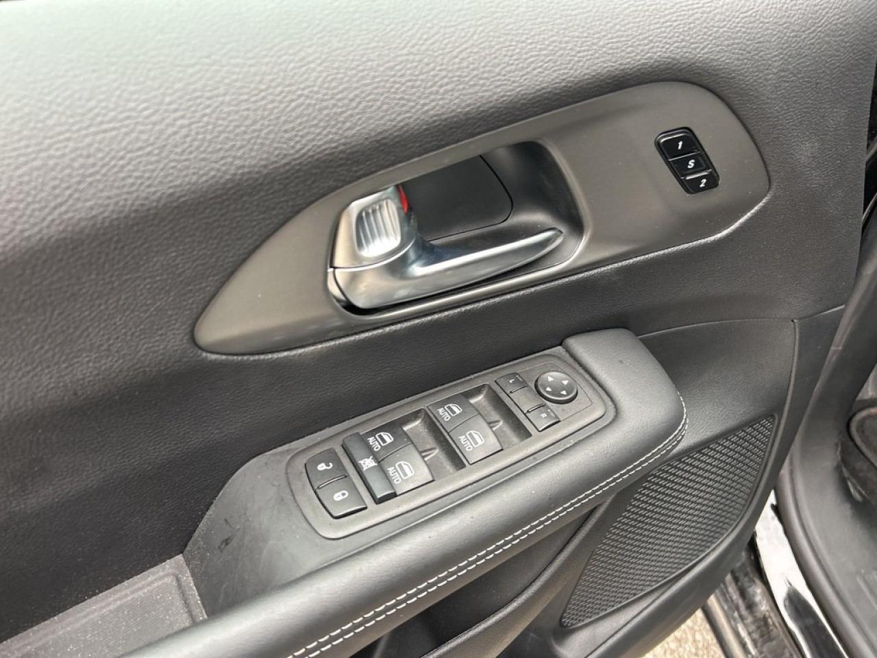 2025 Chrysler Pacifica Select Photo