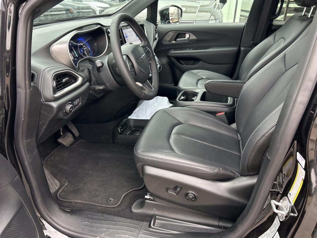 2025 Chrysler Pacifica Select Photo