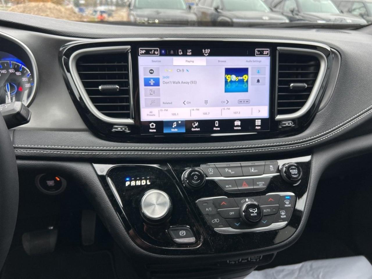 2025 Chrysler Pacifica Select Photo