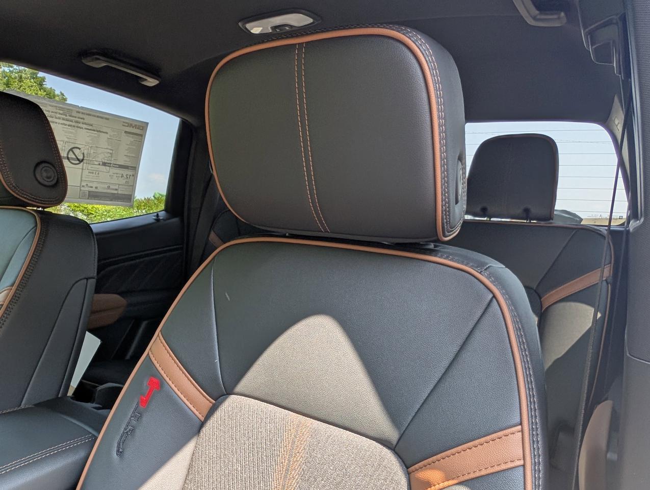 2025 GMC Canyon AT4 Photo