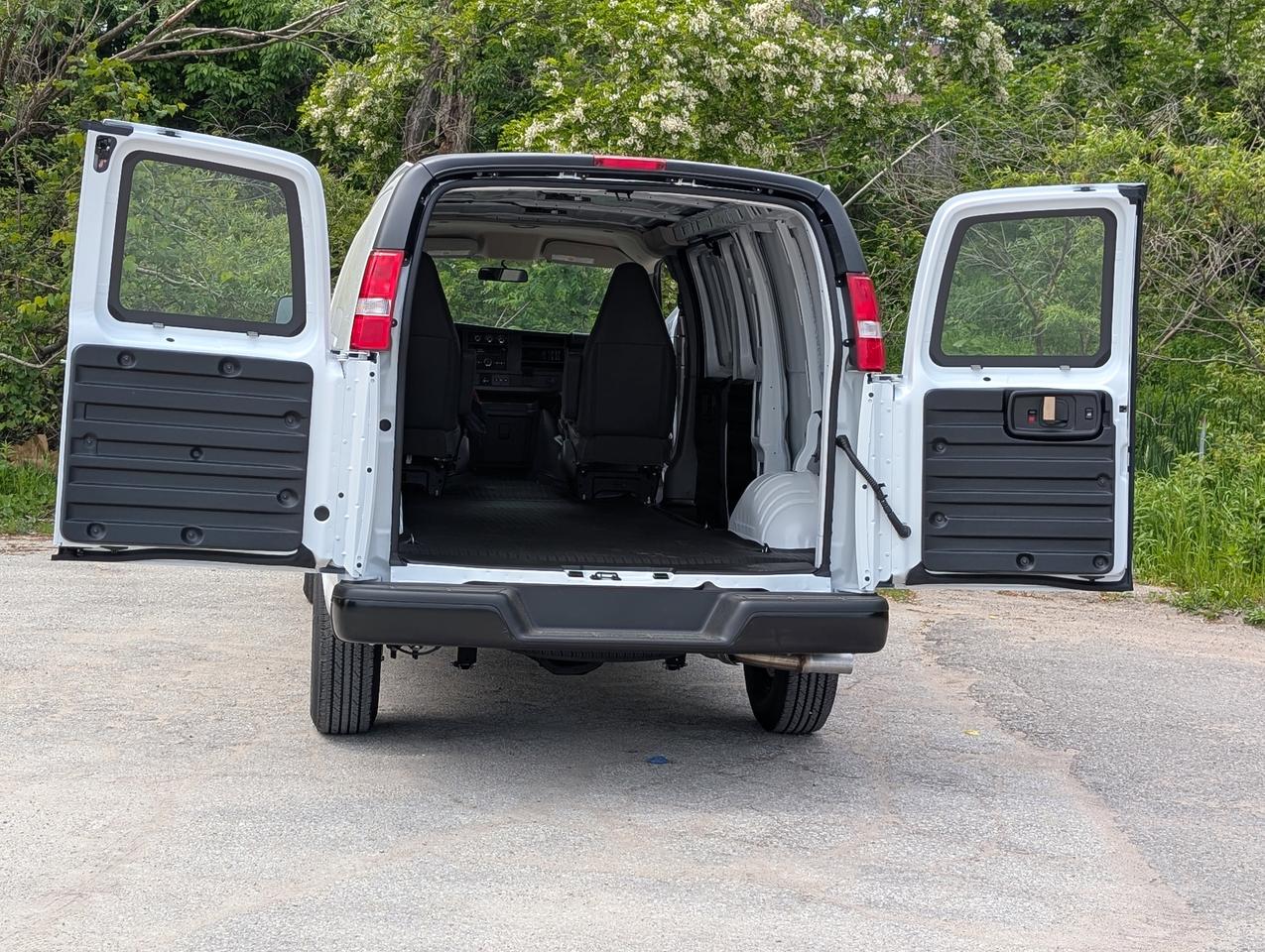 2025 Chevrolet Express Cargo Van  Photo