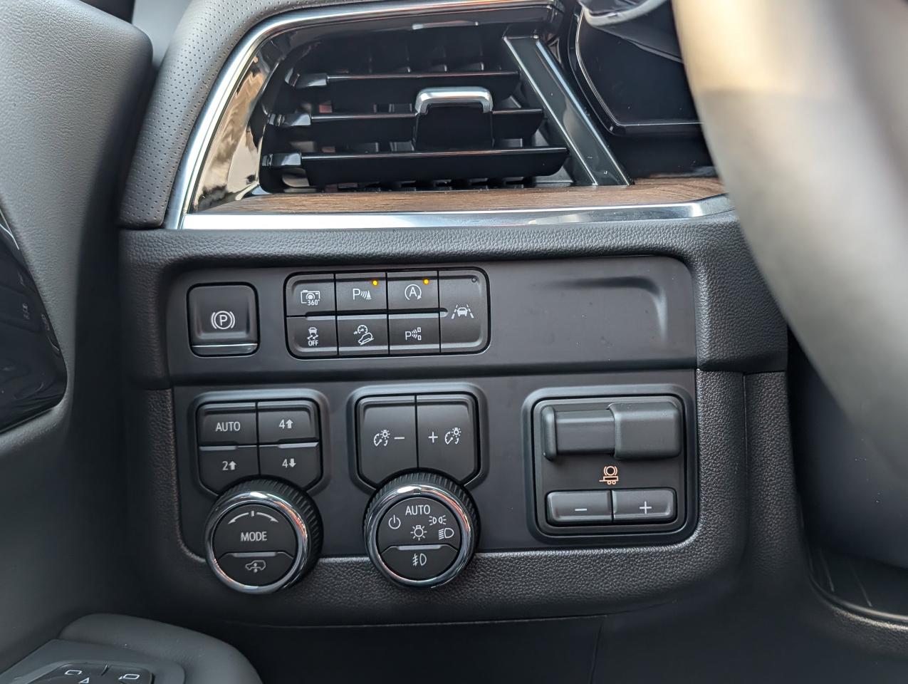 2026 Chevrolet Suburban High Country Photo