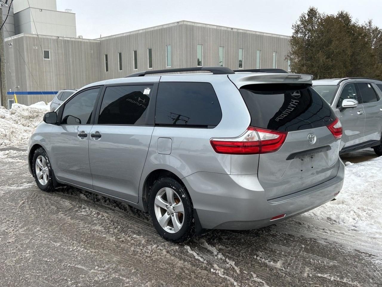 2015 Toyota Sienna 7-Pass V6 6A Photo2