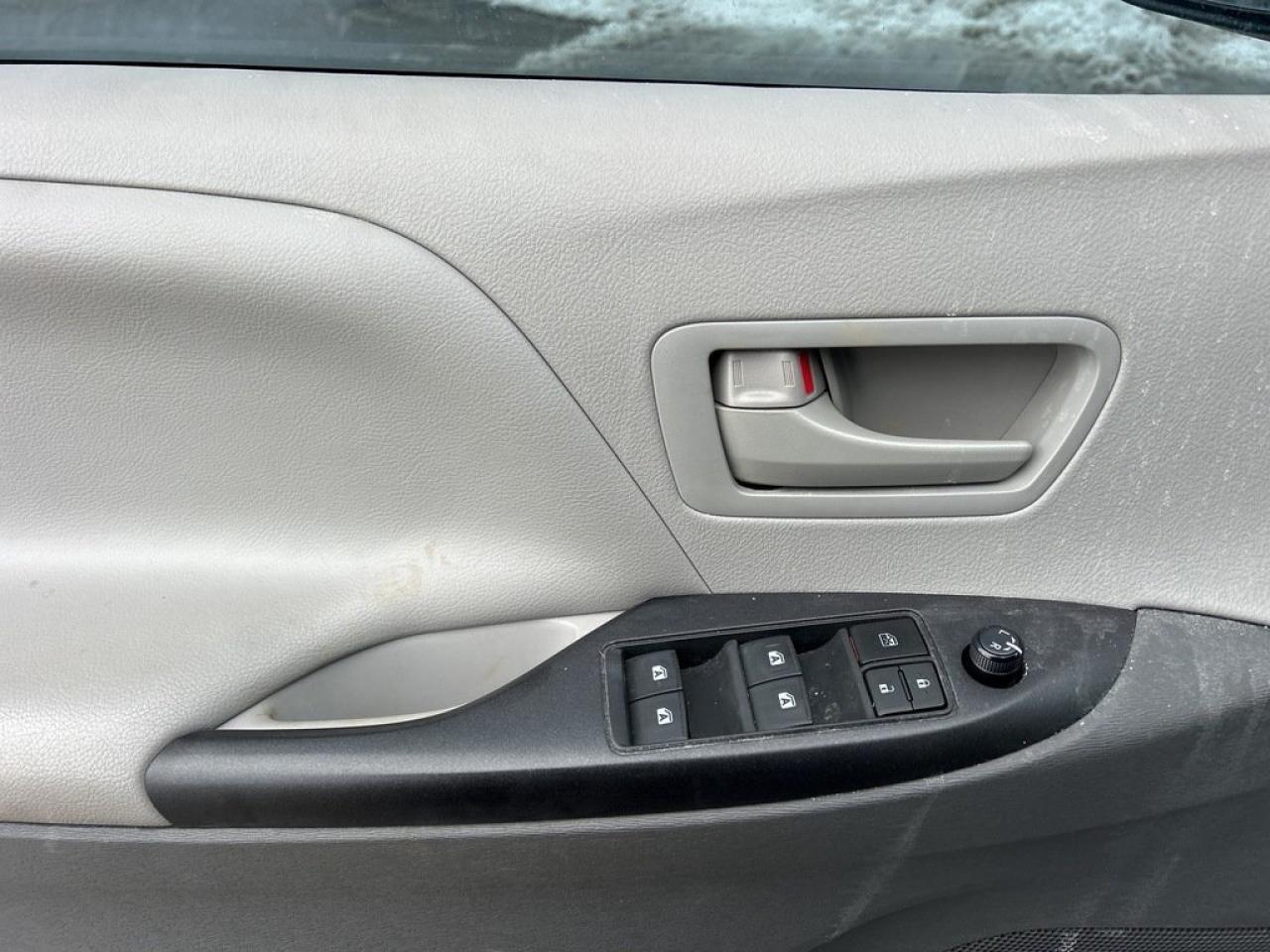 2015 Toyota Sienna 7-Pass V6 6A Photo