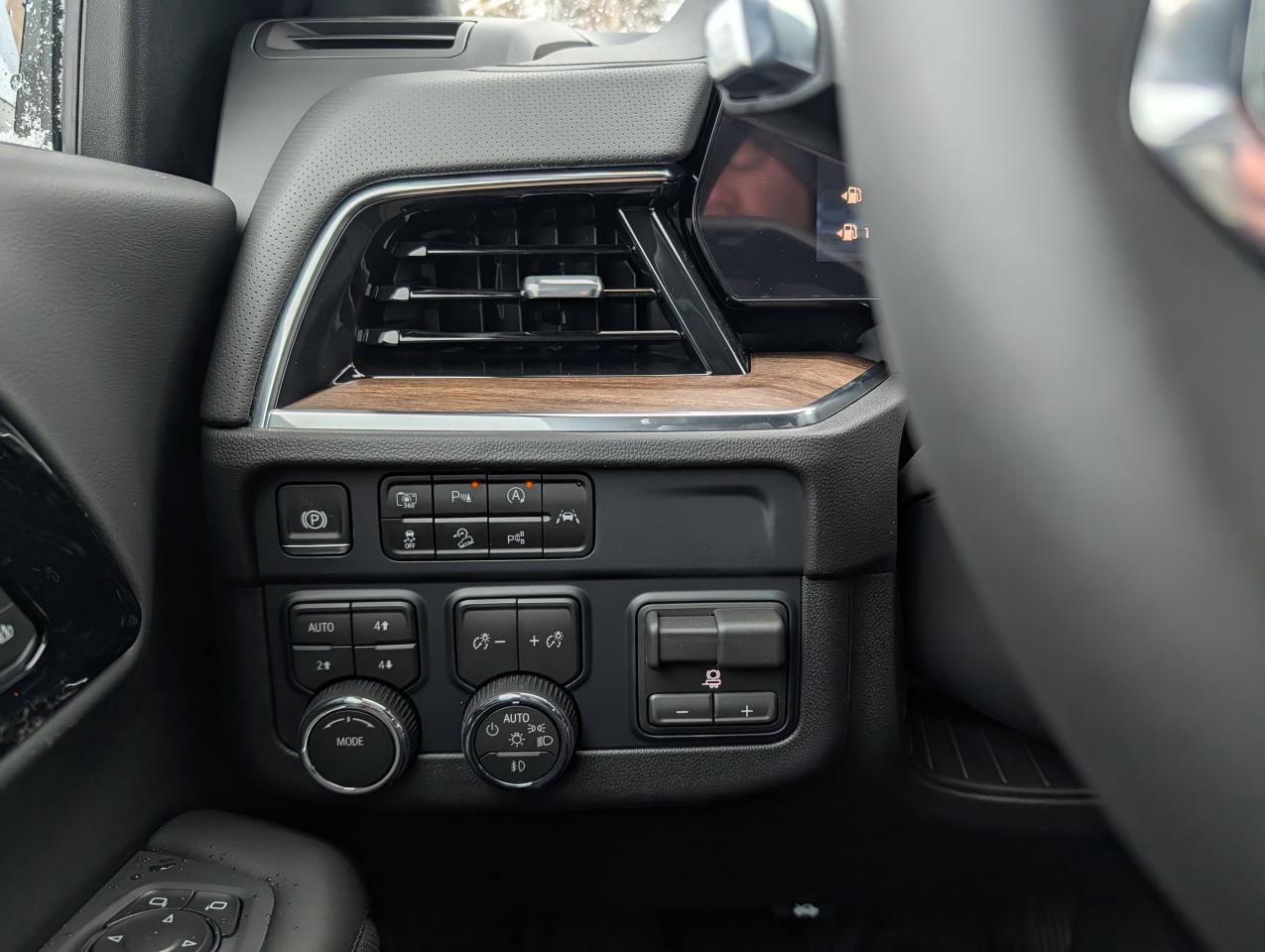 2026 Chevrolet Suburban High Country Photo