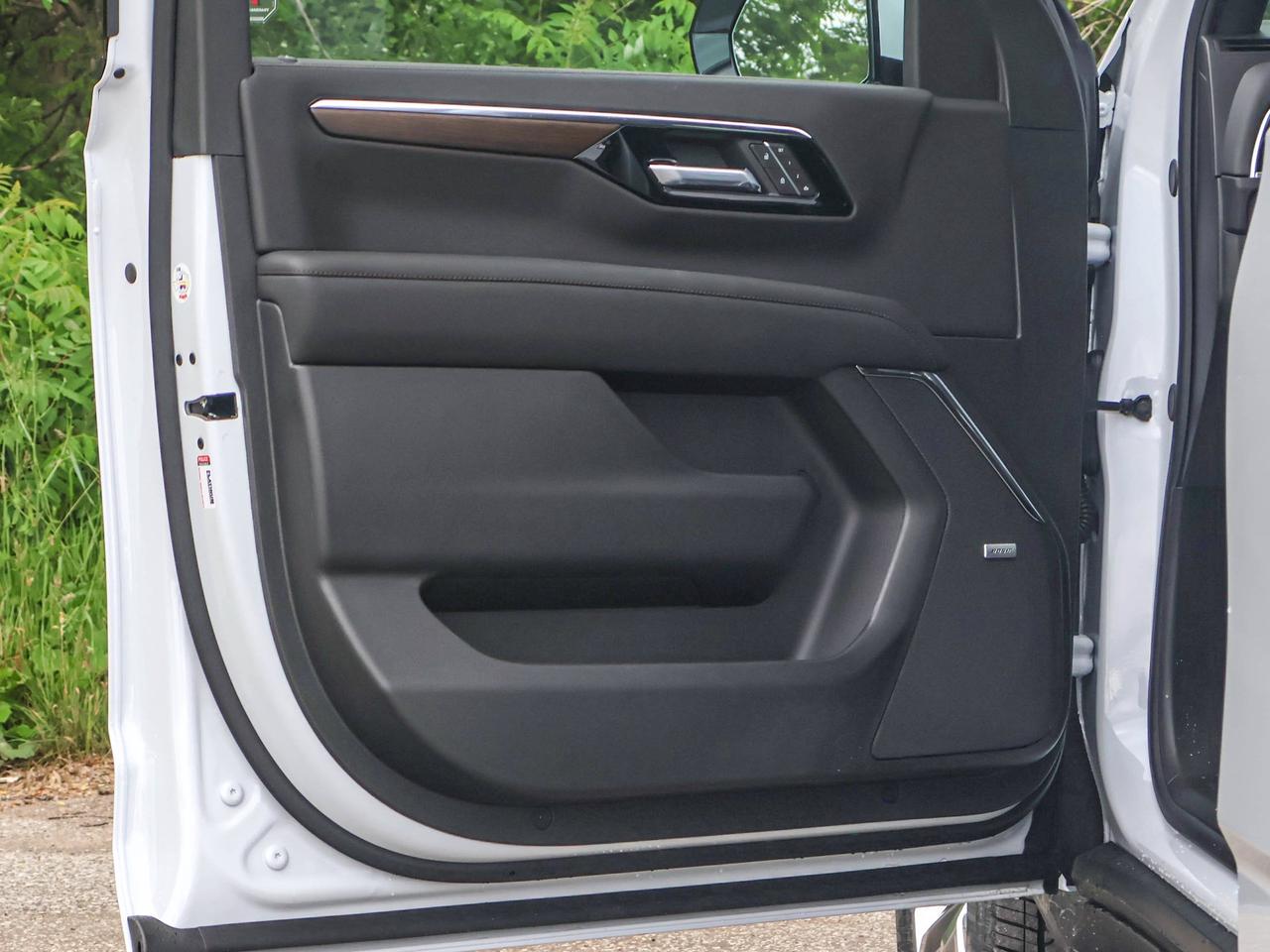 2026 Chevrolet Suburban High Country Photo