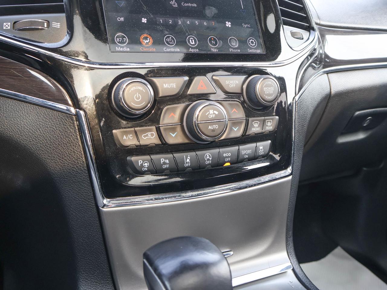 2020 Jeep Grand Cherokee Overland Photo