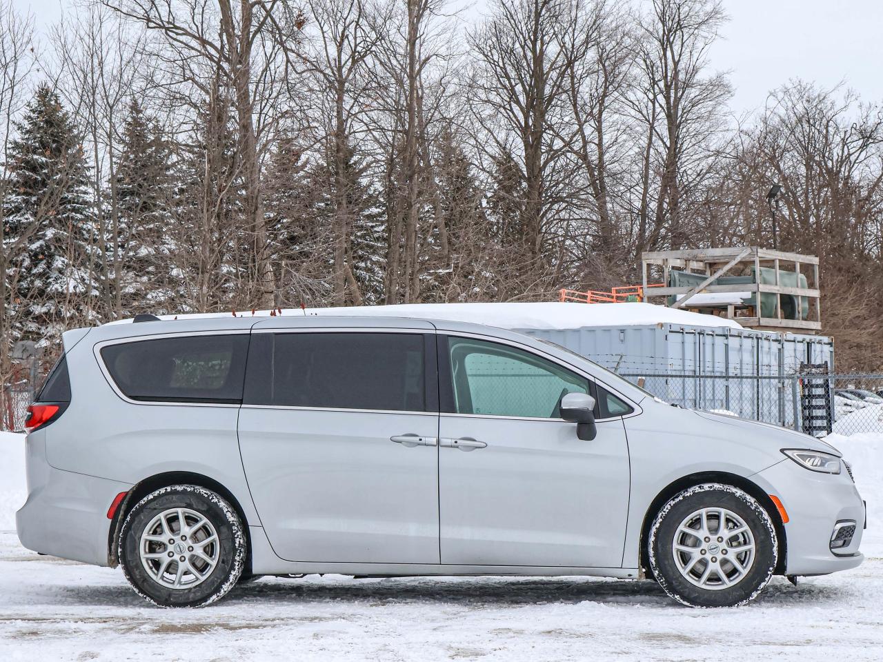 2023 Chrysler Pacifica Touring L Photo2