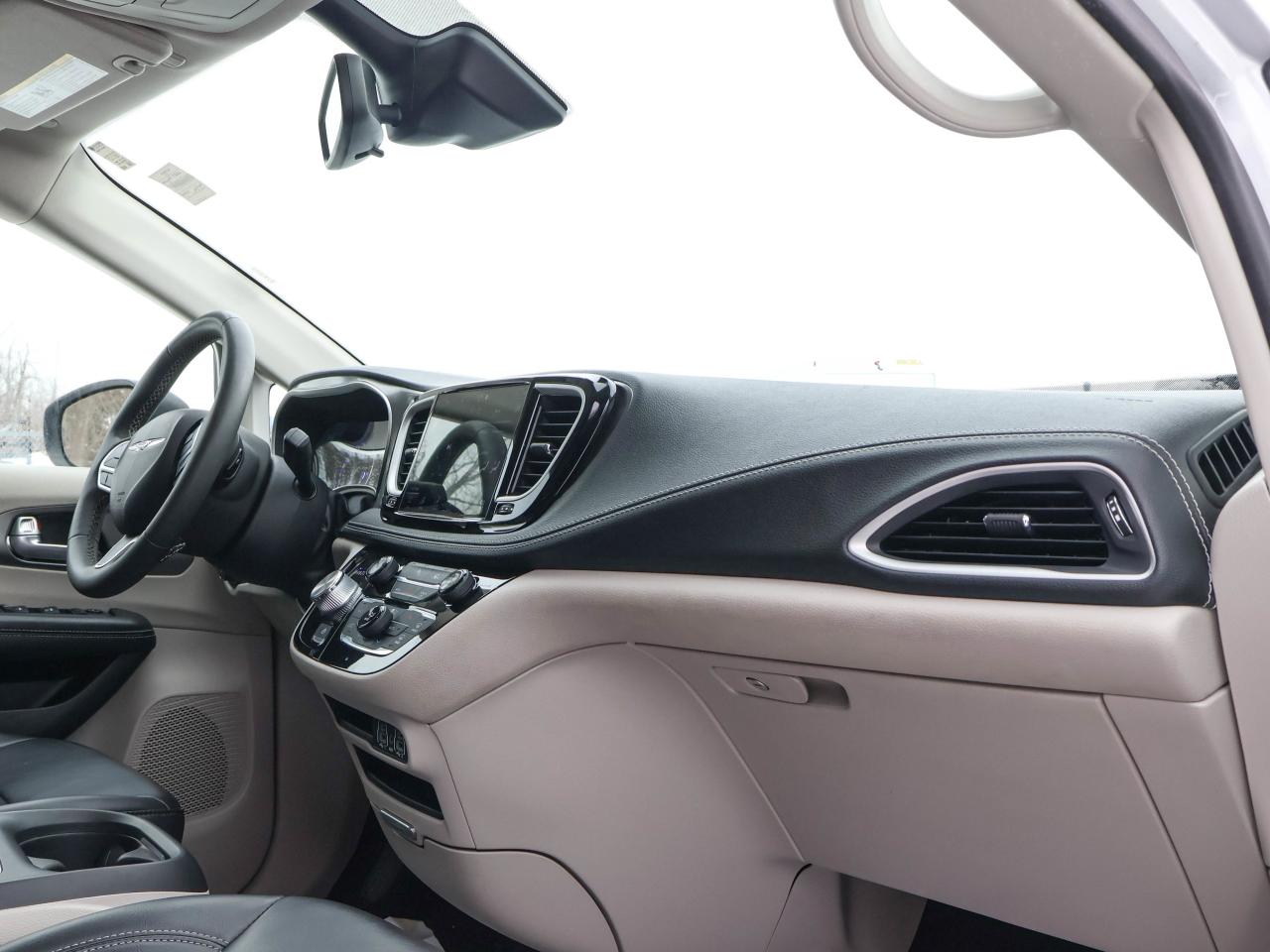 2023 Chrysler Pacifica Touring L Photo