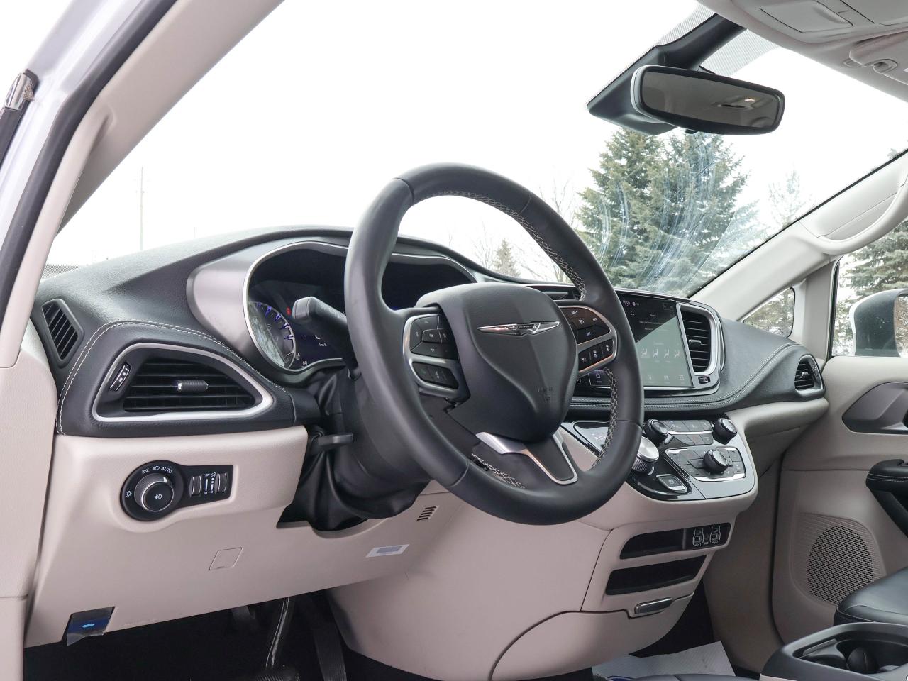 2023 Chrysler Pacifica Touring L Photo