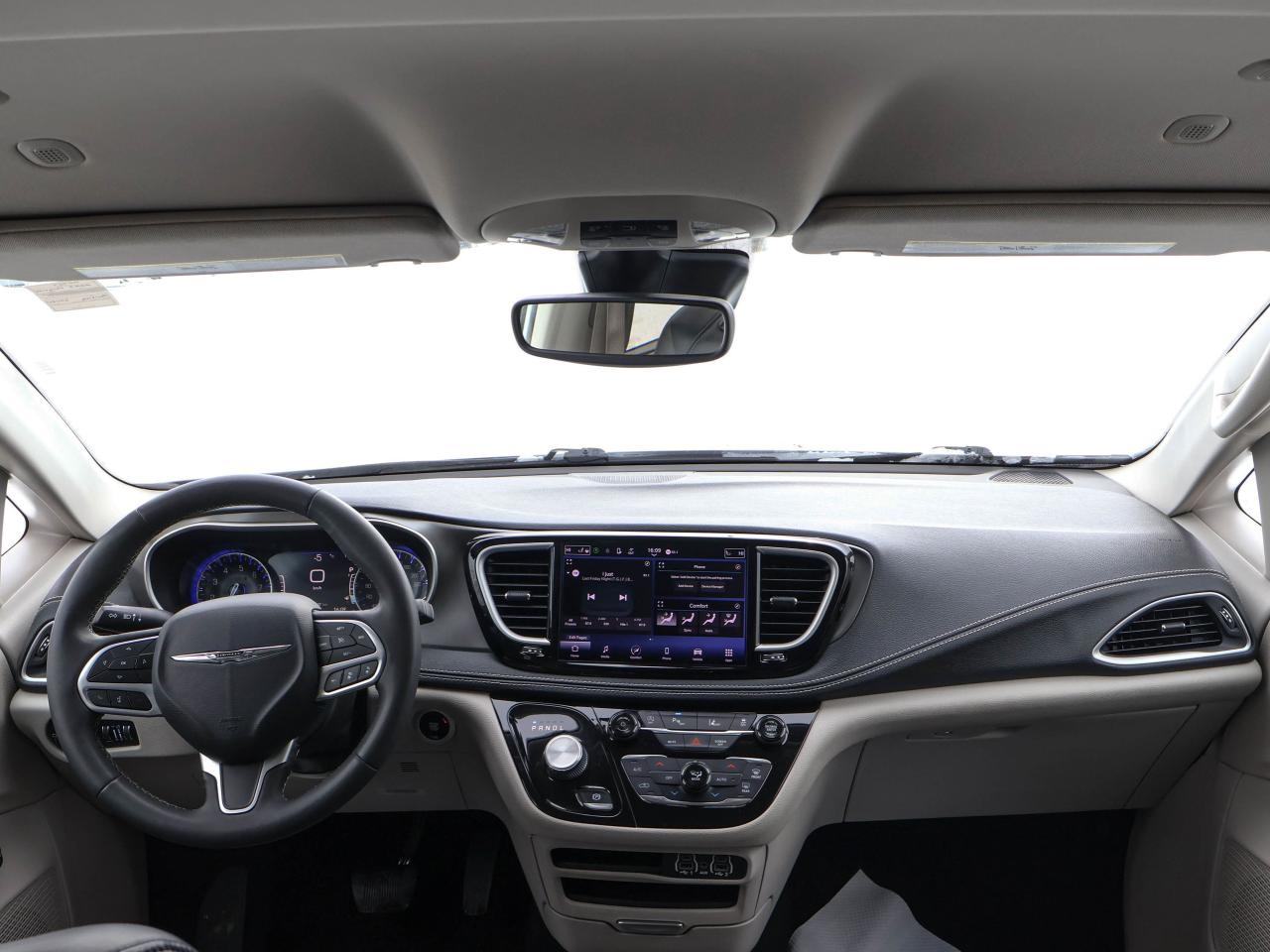 2023 Chrysler Pacifica Touring L Photo