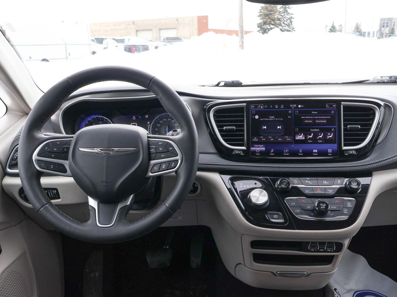 2023 Chrysler Pacifica Touring L Photo