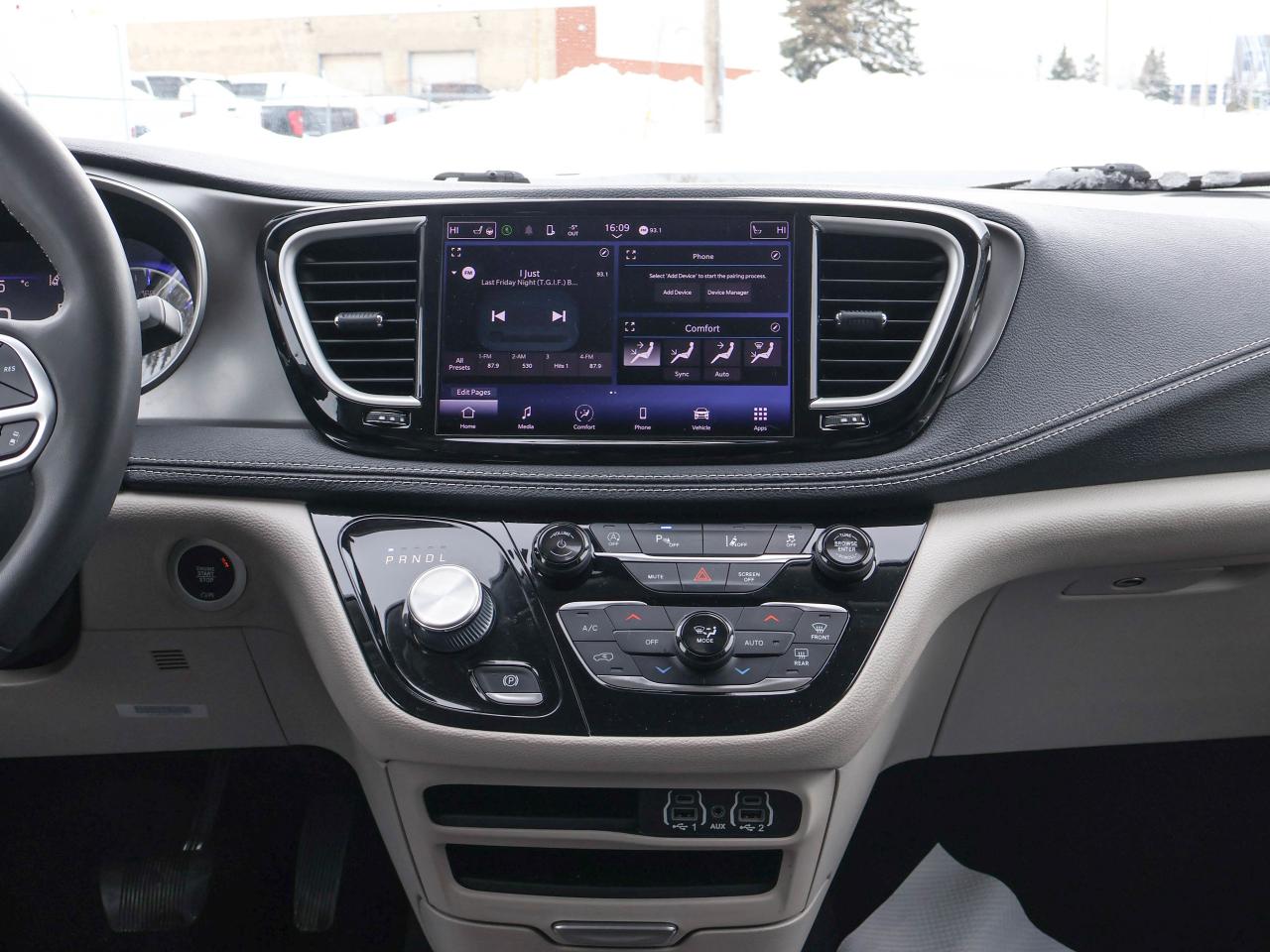 2023 Chrysler Pacifica Touring L Photo