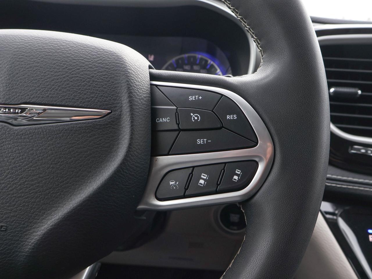 2023 Chrysler Pacifica Touring L Photo