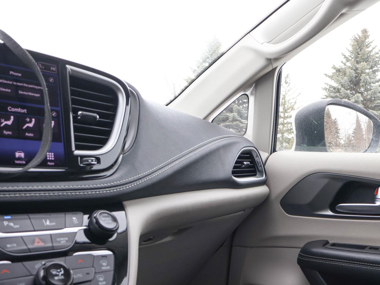 2023 Chrysler Pacifica Touring L Photo