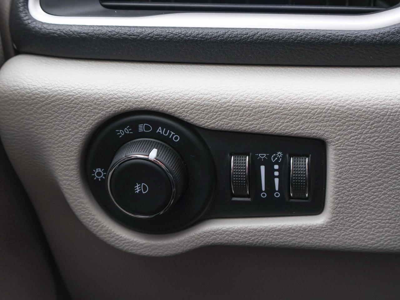 2023 Chrysler Pacifica Touring L Photo