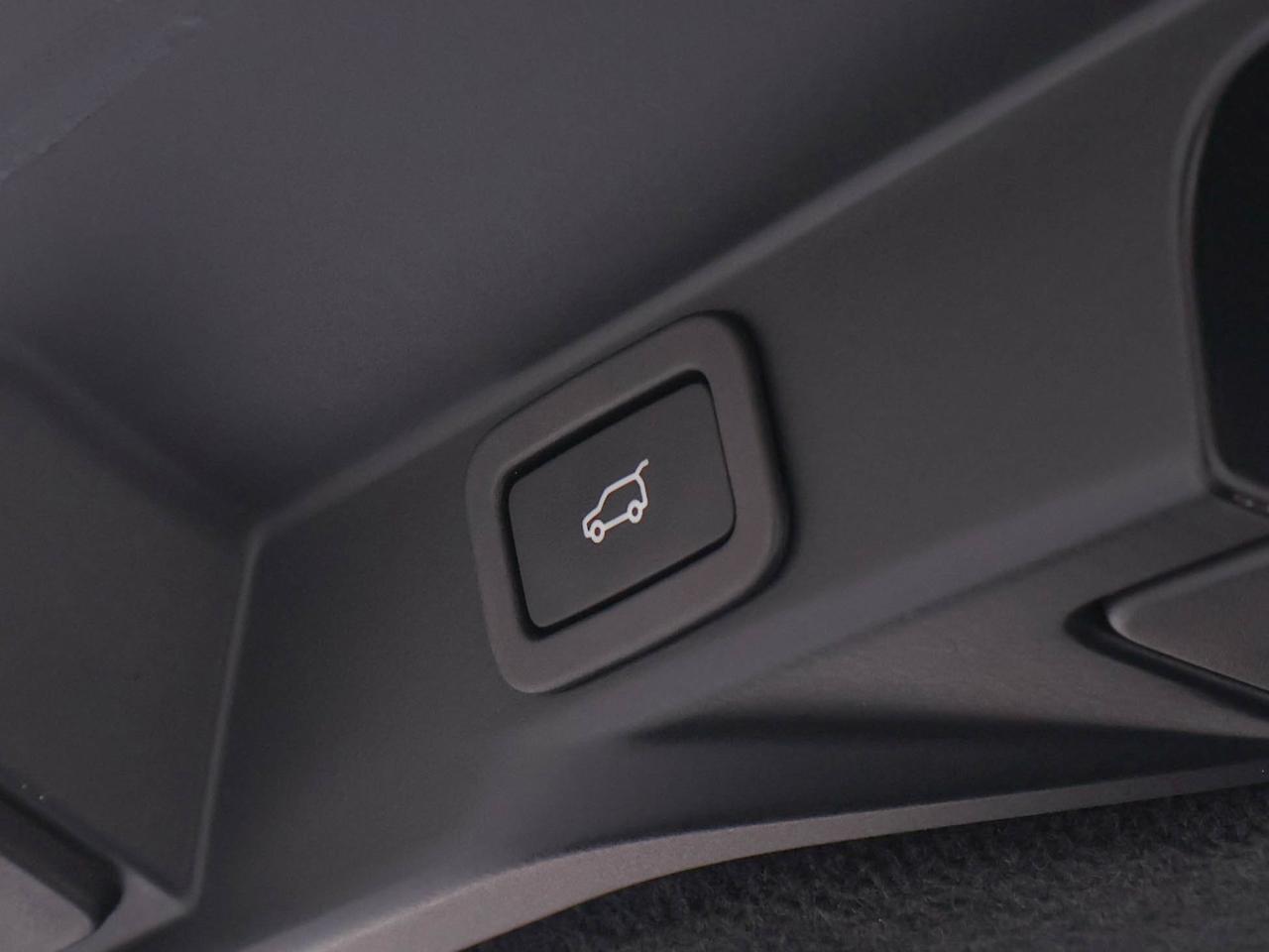 2016 Range Rover Sport V8 SVR Photo