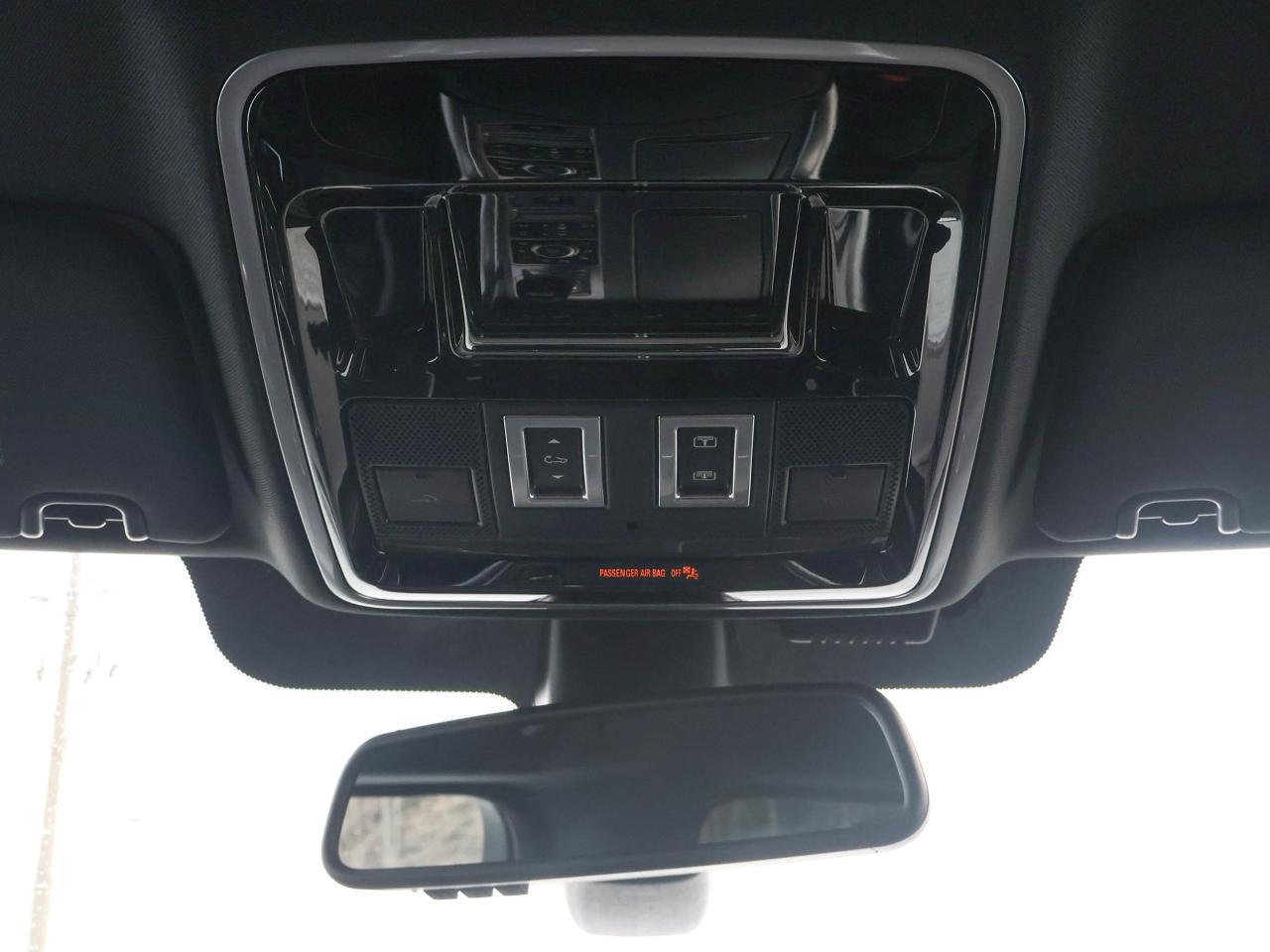 2016 Range Rover Sport V8 SVR Photo