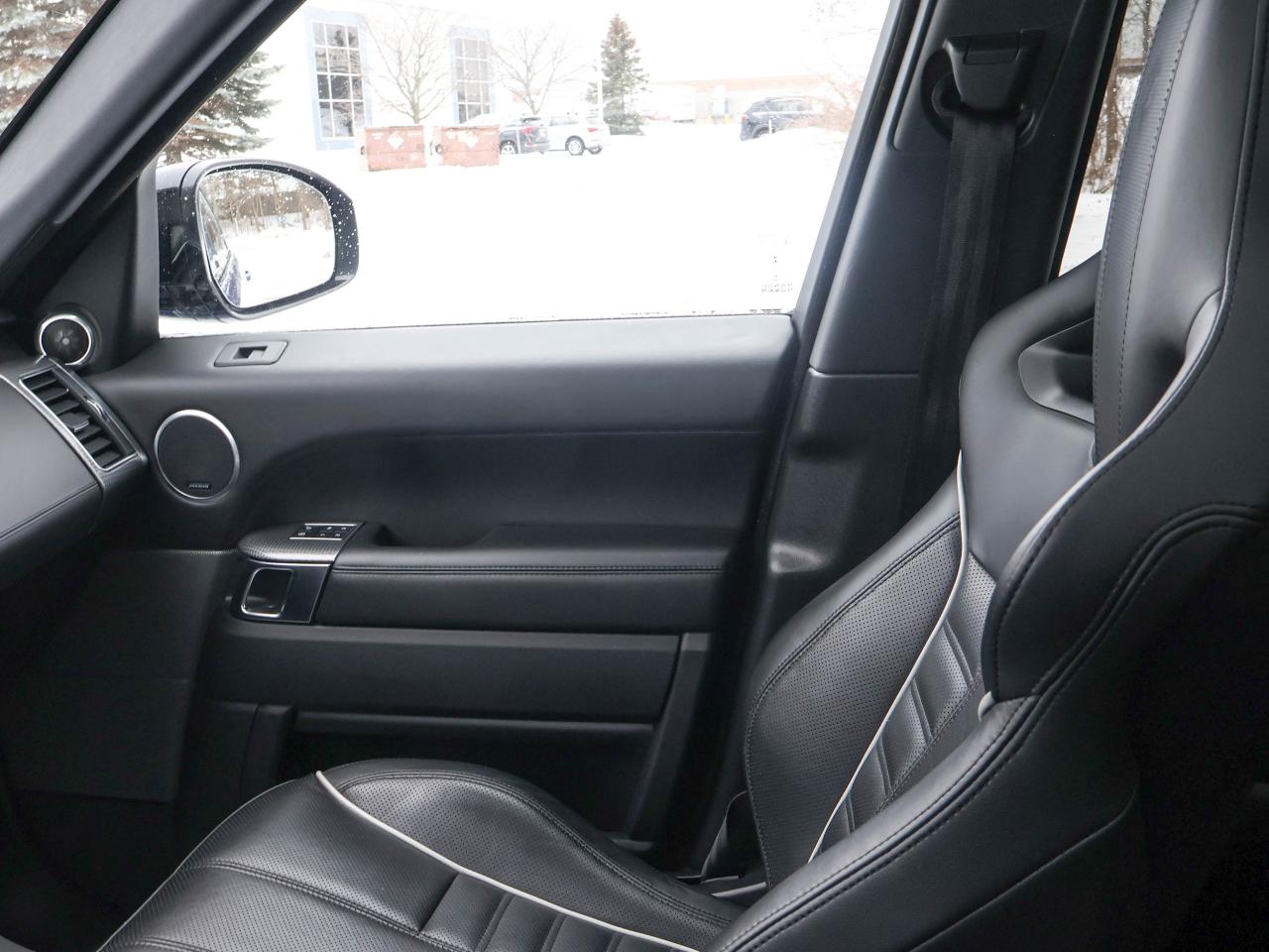 2016 Range Rover Sport V8 SVR Photo