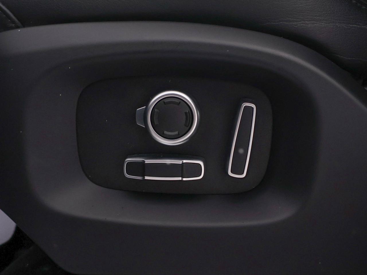 2016 Range Rover Sport V8 SVR Photo