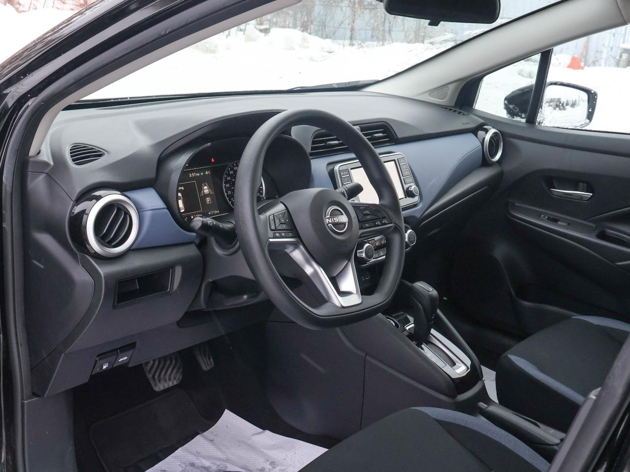 2023 Nissan Versa SV Photo