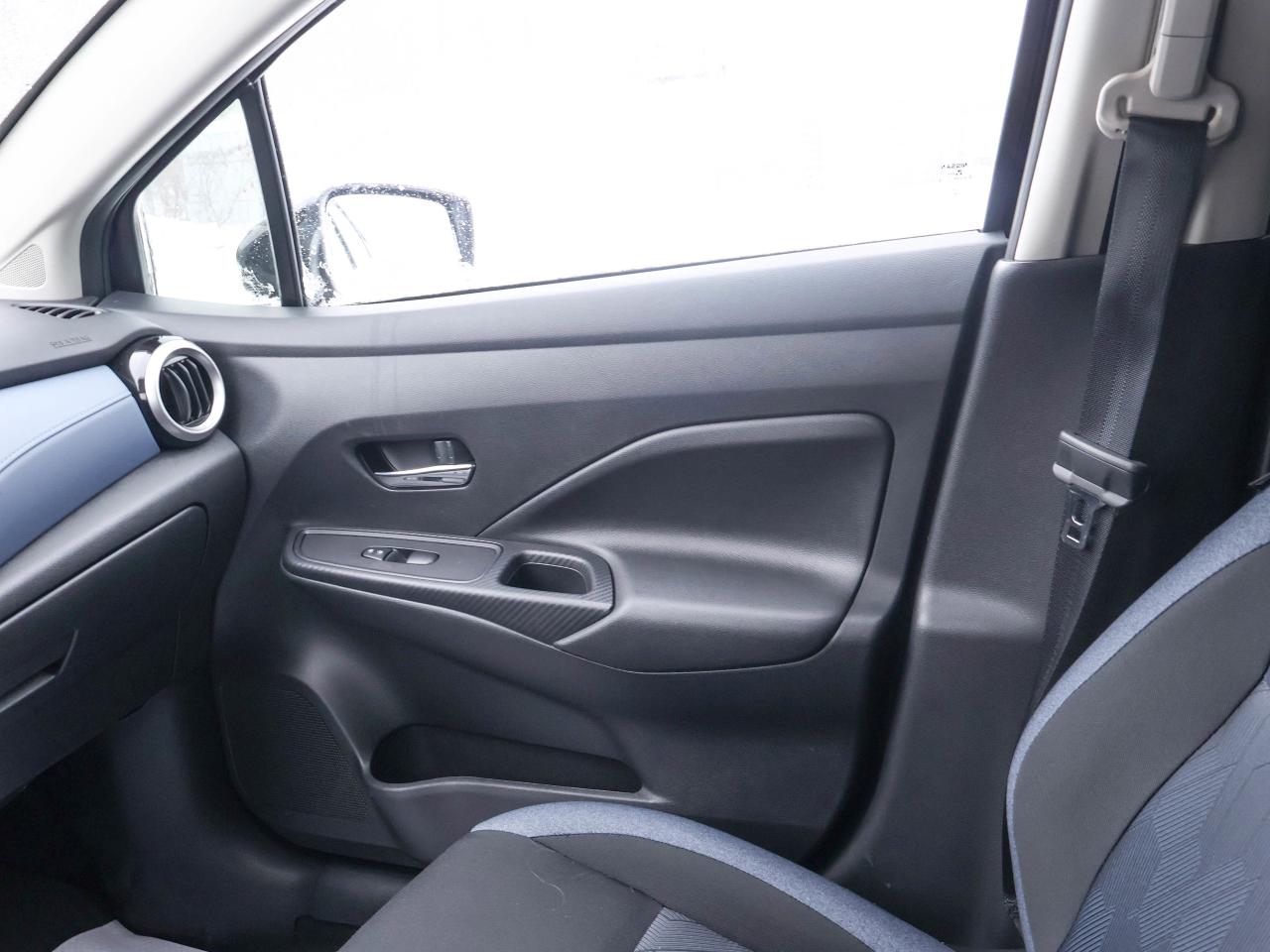 2023 Nissan Versa SV Photo