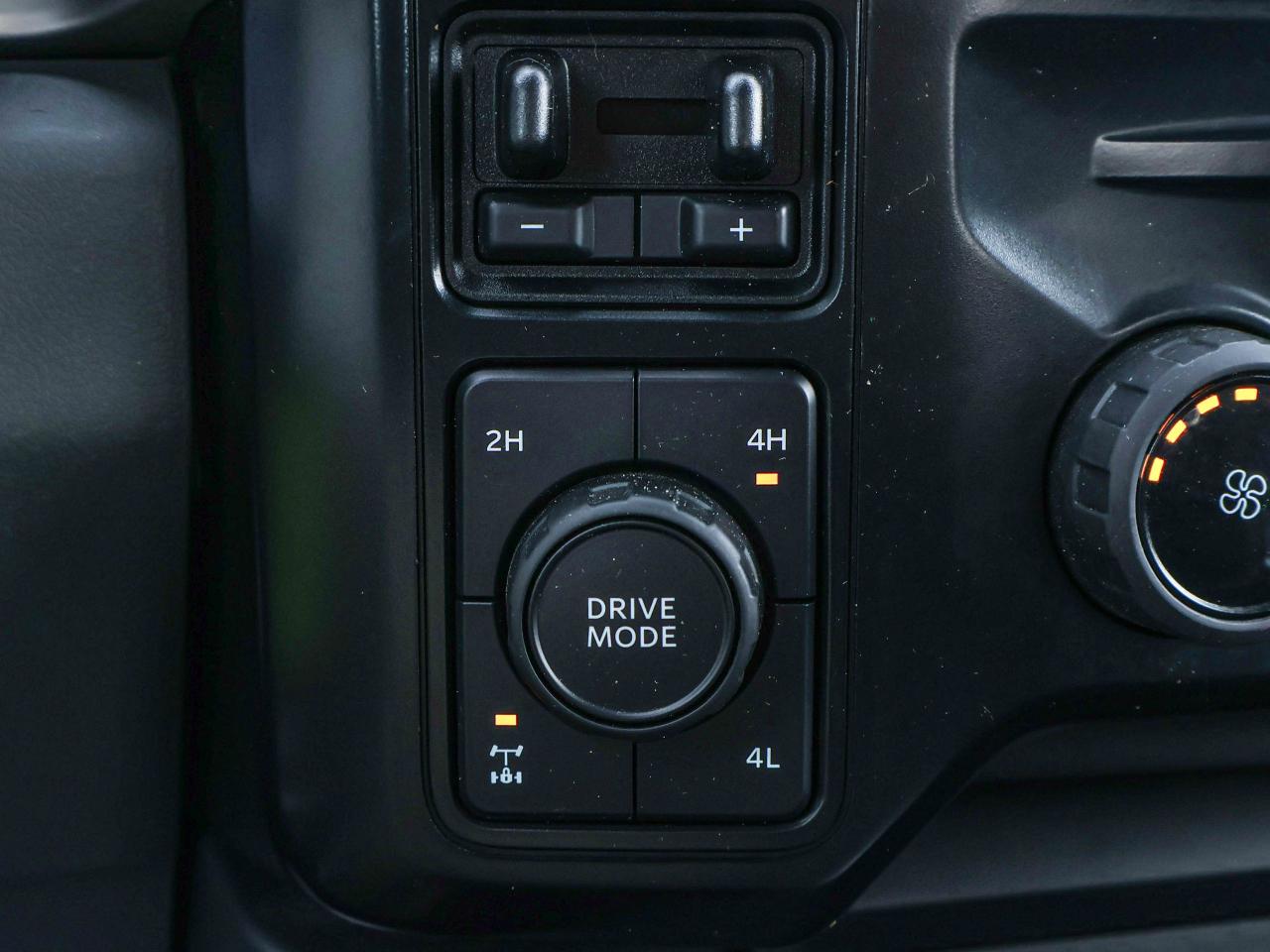 2023 Ford SUPER DUTY F-350 SRW XLT Photo