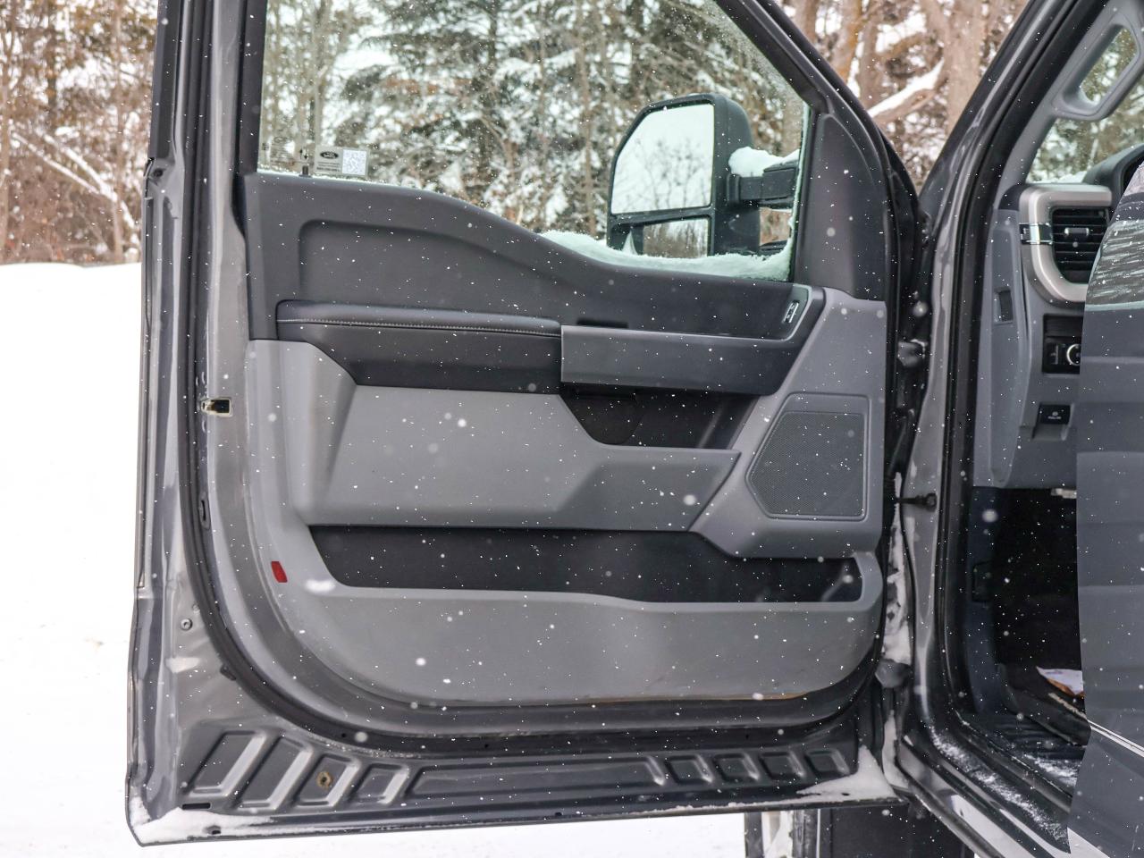 2023 Ford SUPER DUTY F-350 SRW XLT Photo