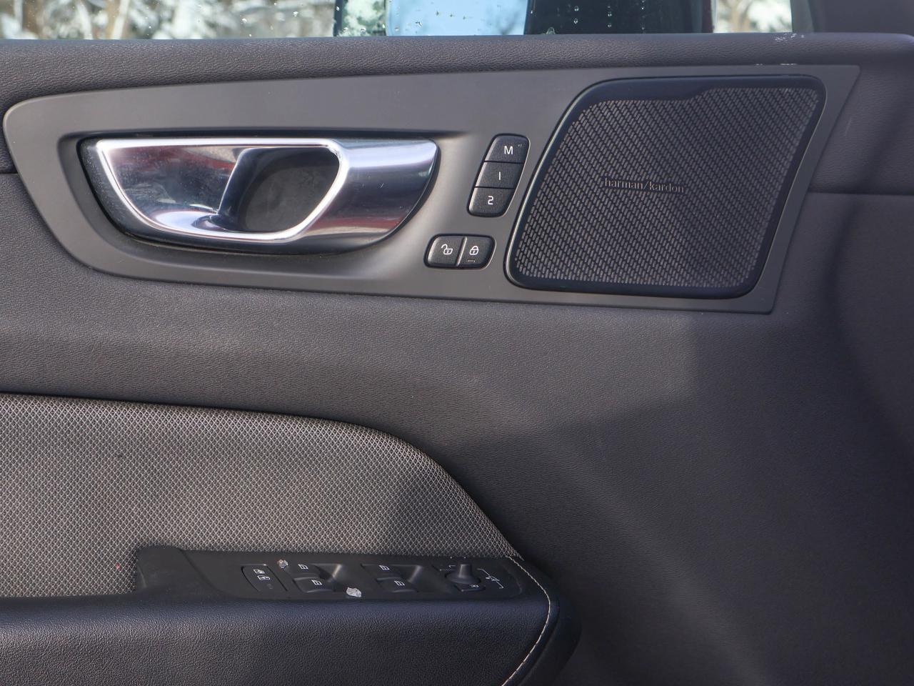 2021 Volvo XC60 R-Design Photo