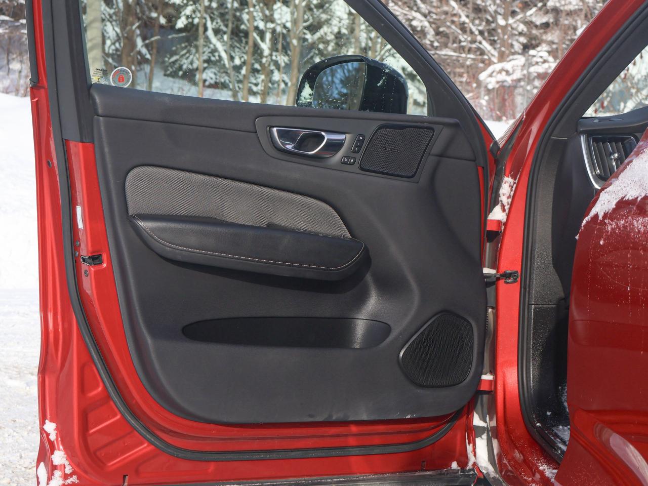 2021 Volvo XC60 R-Design Photo