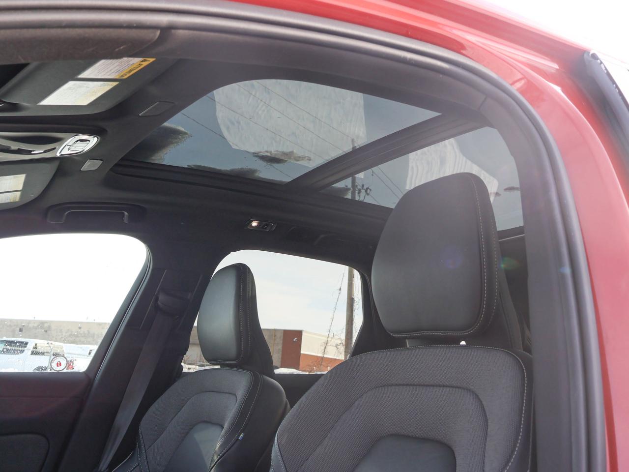 2021 Volvo XC60 R-Design Photo