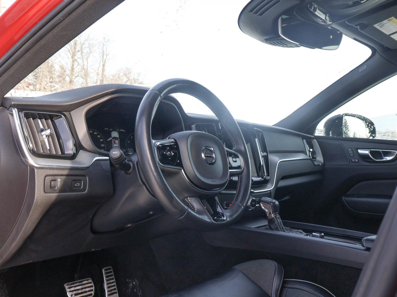 2021 Volvo XC60 R-Design Photo