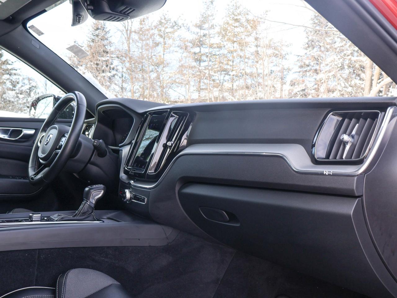 2021 Volvo XC60 R-Design Photo