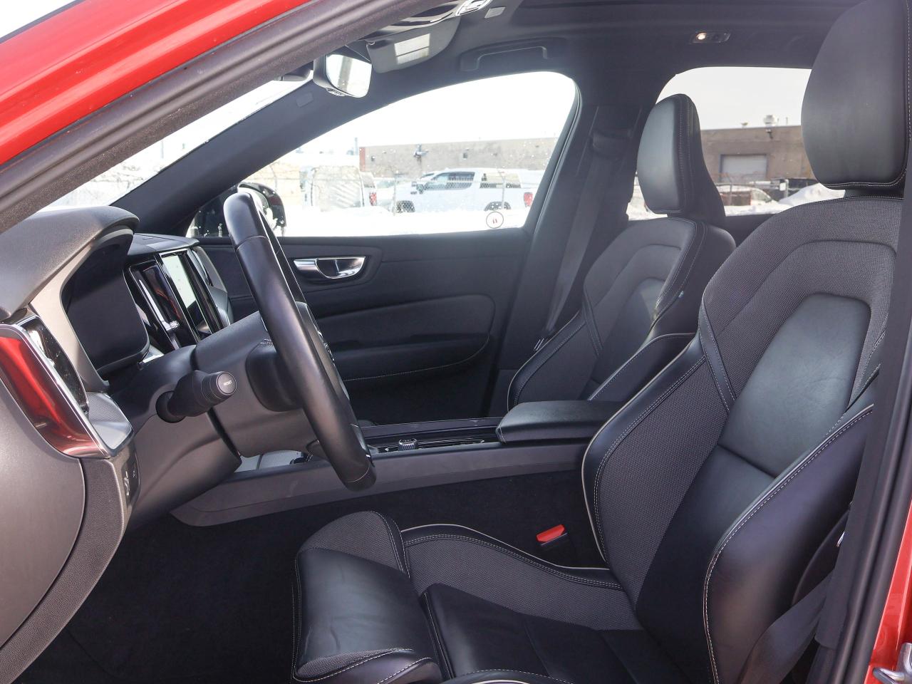 2021 Volvo XC60 R-Design Photo